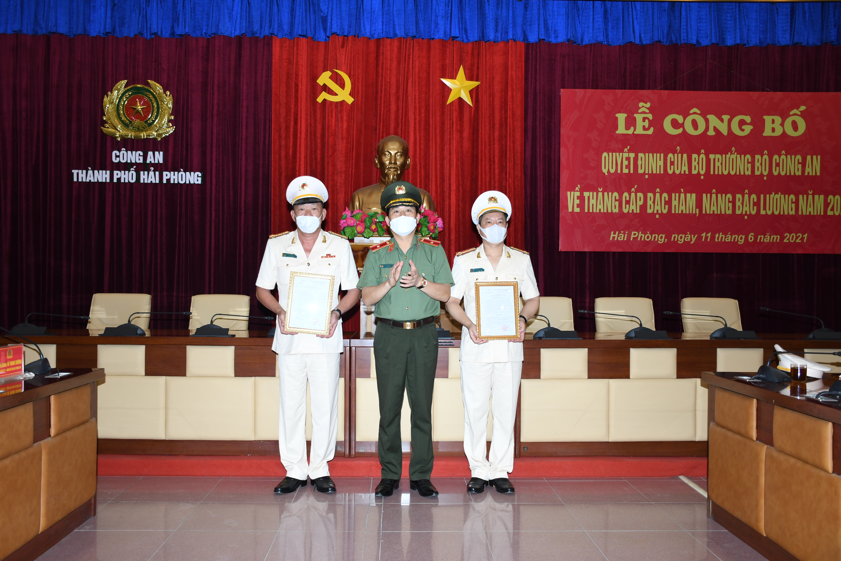 Công bố các quyết định của Bộ trưởng Bộ Công an nâng lương, thăng cấp bậc hàm sỹ quan nghiệp vụ CATP Hải Phòng